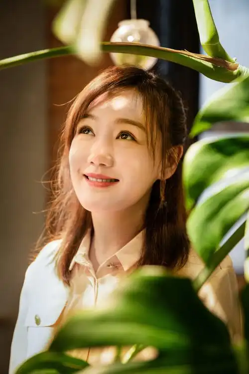 从容,这些在薛佳凝看来描述女人自我成长的词汇,都会莫名与其感情生活