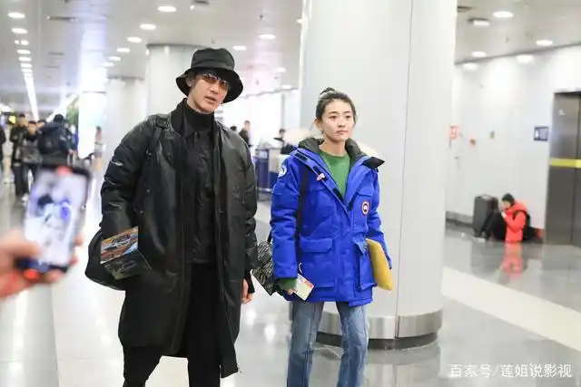 蒲巴甲与未婚妻梁洁机场同行两人越看越配好有爱