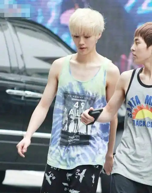 原创路人镜头下鹿晗曝光真实身材看完让人怀疑人生和关晓彤比赛吗