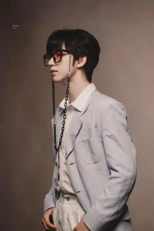 贺峻霖金丝眼镜造型好苏#贺峻霖眼镜造型大片拍摄花絮～金丝眼