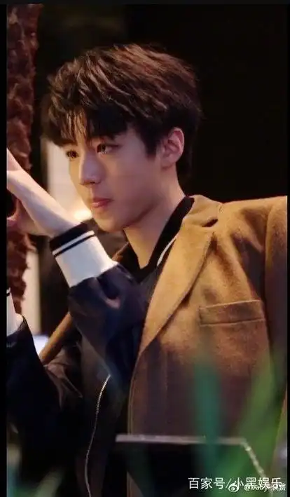 王俊凯日常工作花絮,拿着手机左拍右拍,秒变摄影爱好者