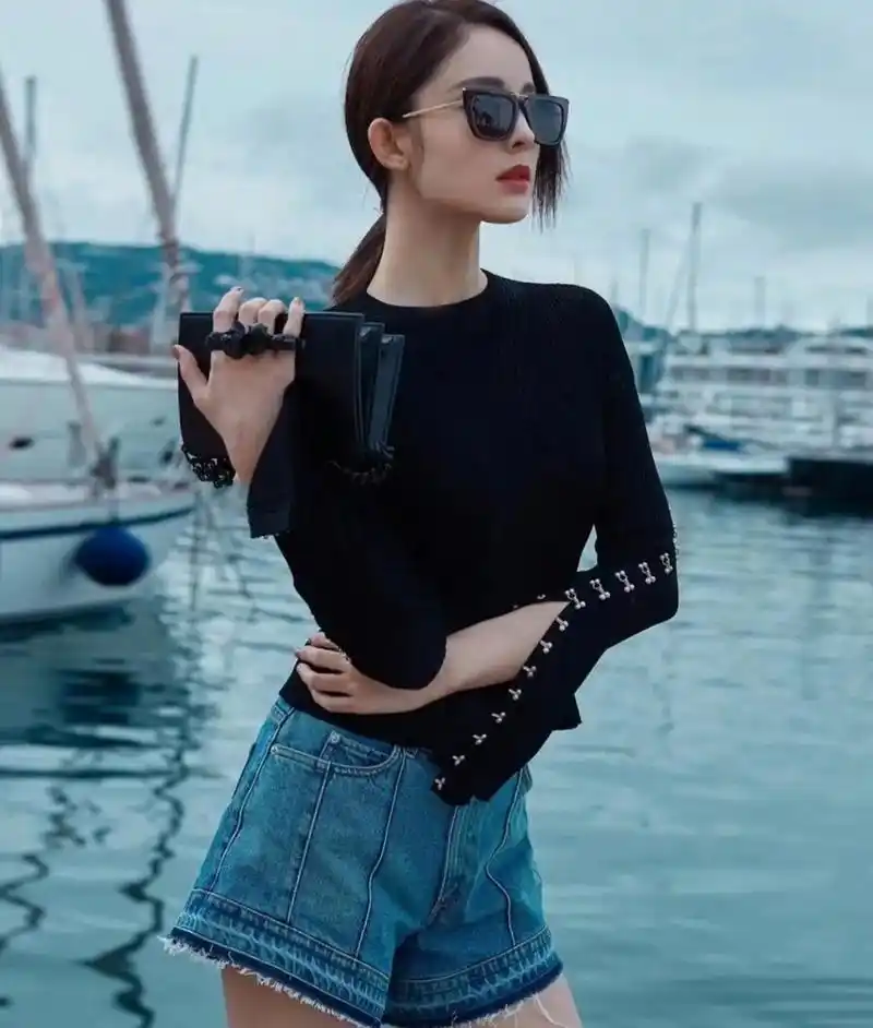 古力娜扎身穿黑色上衣搭配牛仔短裤,大秀美腿,又美又飒又迷人!