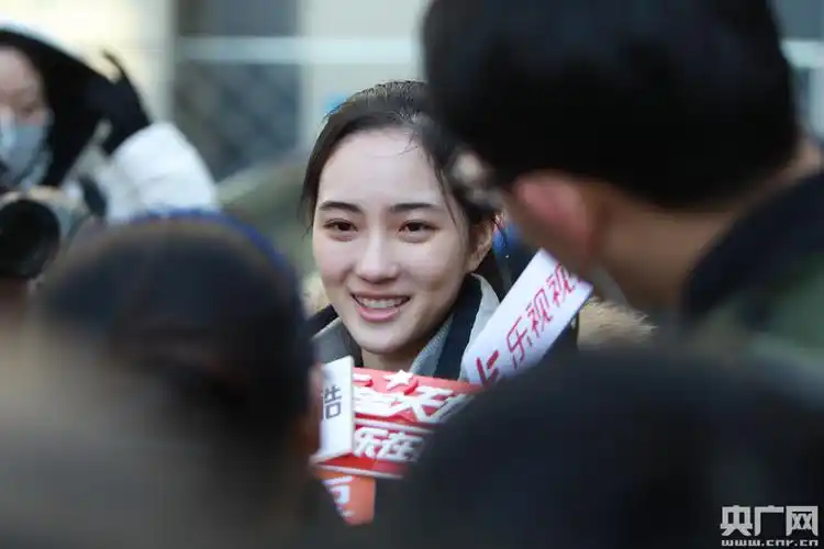 北电艺考复试赵嘉敏面带笑容走出考场