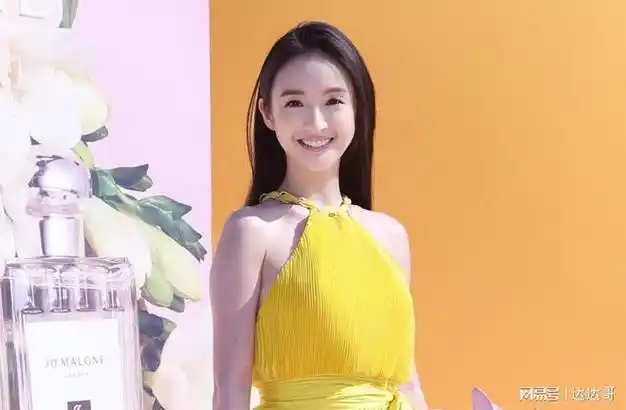 并于同年10月产下一女,同年林依晨在怀孕期间发文替林于超抱不平,强调