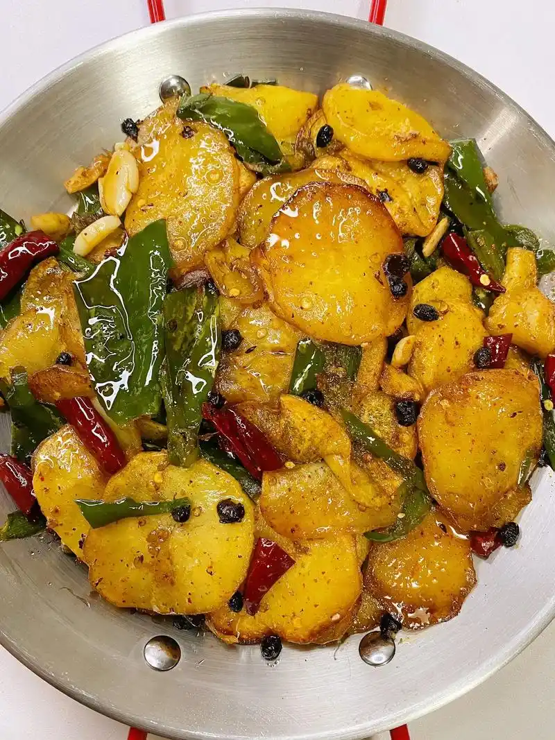 好吃的家常菜 青椒土豆片巨好吃巨下饭.95做法: 1,土豆切 - 抖音