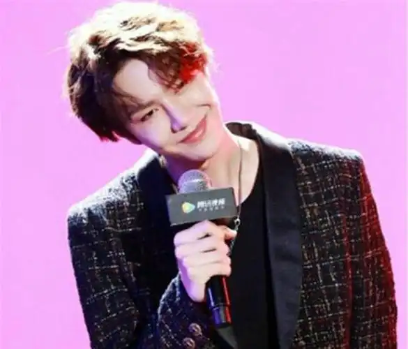 肖战歪头杀王一博歪头杀王俊凯歪头杀看到他漫画走出来的