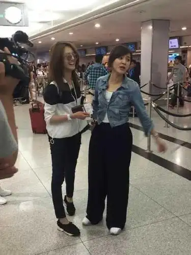 陈意涵与郑爽同框被秒杀,看她膝盖,尴尬病都犯了