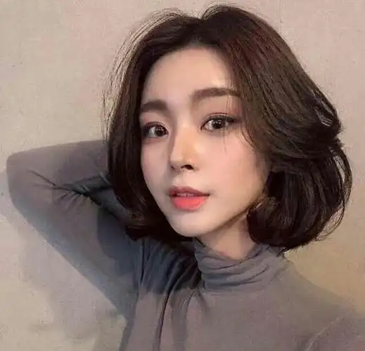 网红气垫烫中短发