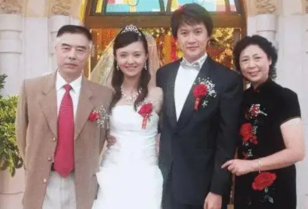 傅晶迟帅"结婚照"