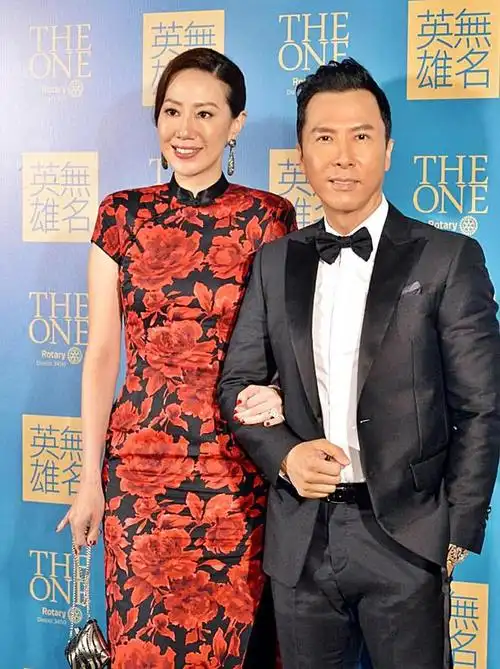 甄子丹老婆汪诗诗身材绝了穿挂脖无袖连衣裙出席活动高挑纤瘦