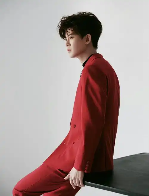 任嘉伦超话#gentspace##任嘉伦#in gentspace任嘉伦身着gentspace红色