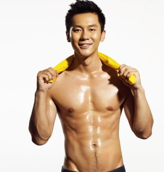 李晨不愧是"大黑牛",腹肌人鱼线样样都很优秀,魅力十足