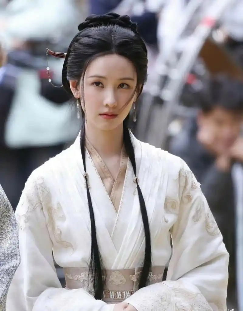 陈都灵新的古装造型,很有古风韵味,她很适合穿古装衣服.#陈都灵