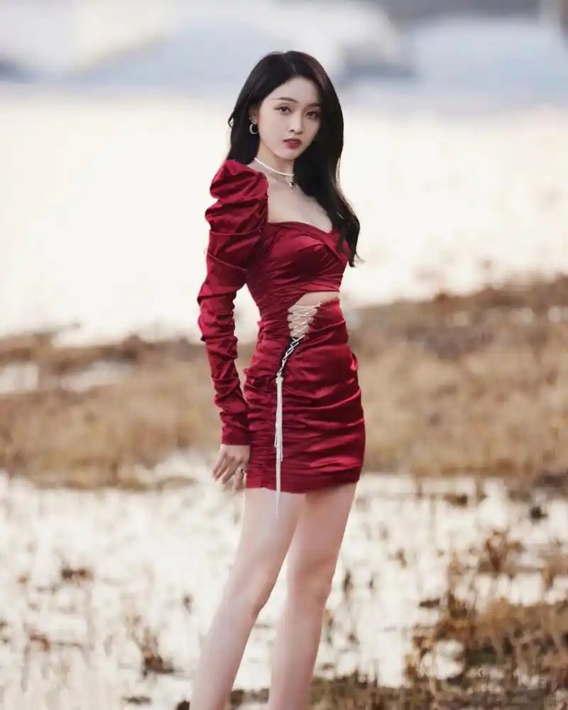 吴宣仪# 穿红色连衣裙,黑色一字带高跟凉鞋,大秀美腿玉足,凸显柑趑