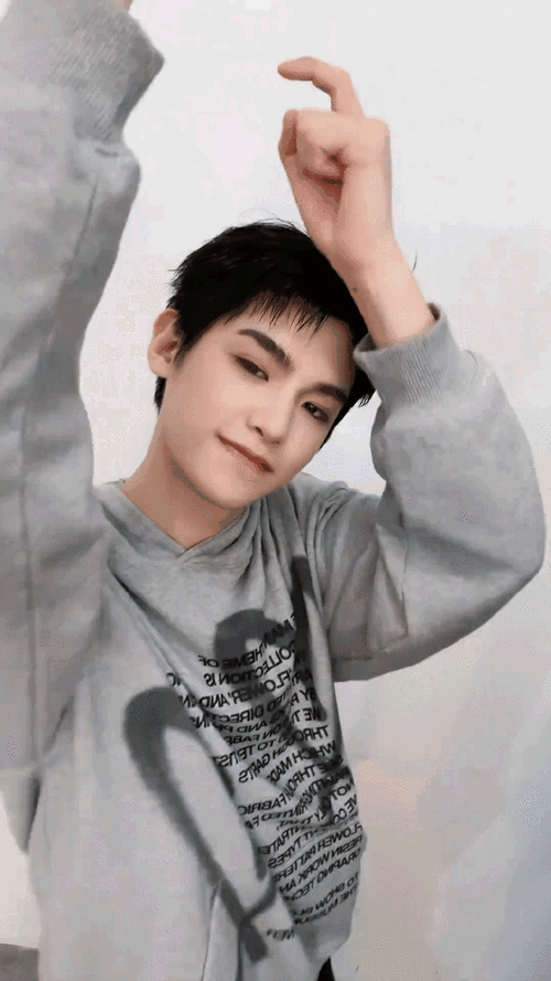 黄明昊剪短发了##黄明昊invitation手势舞