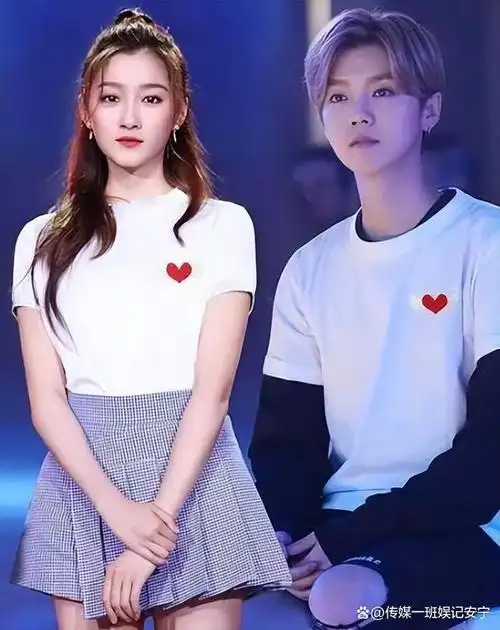 关晓彤鹿晗现身日本逛街,甜蜜恩爱相伴而行,还有人猜他们已领证