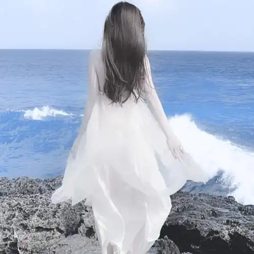 白裙美女看海背影_唯美女生头像图片_扣扣居