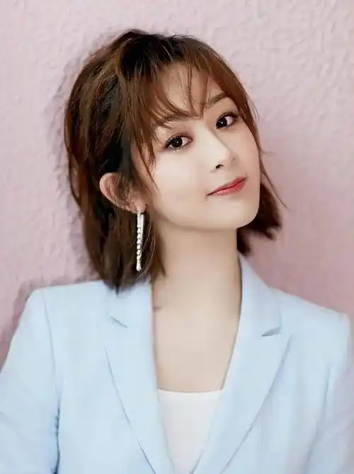 杨紫哪吒头造型俏皮可爱,笑容甜美活力满满_时尚_个性_围巾