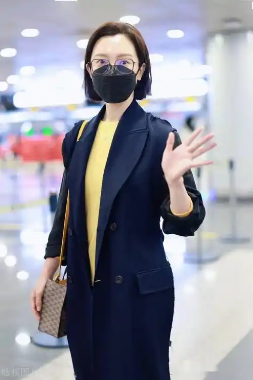 街拍:陈数黑色长外套 深蓝色牛仔裤知性优雅_机场_上衣_黄色