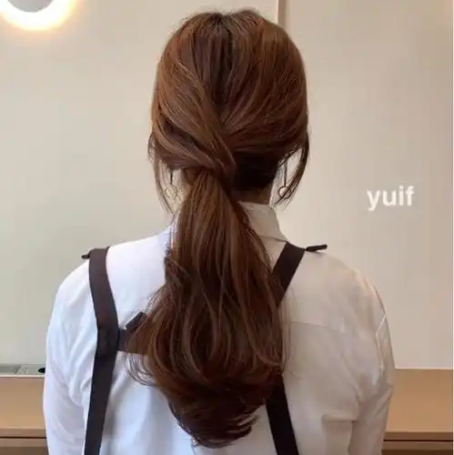 只需一个发圈就可以绑出很有造型感又有气质的低马尾