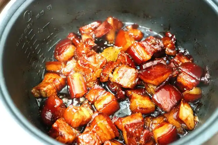 电饭煲做红烧肉最简单,丢进锅内,时间一到,肉又香又软烂!