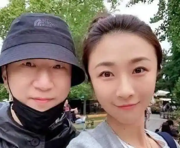 原创孙红雷与娇妻合照曝光太太穿旗袍尽显好身材网友夫妻相十足