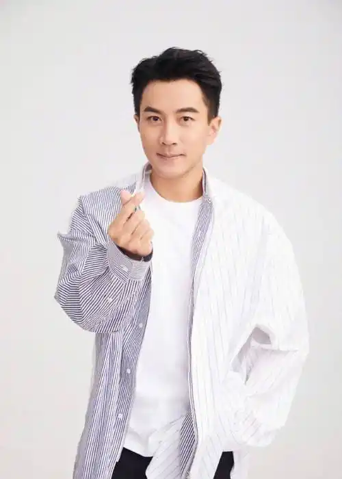 原创46岁刘恺威罕见现身,颜值回春帅到不敢认,与7位大长腿美女开派对