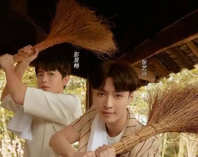 《向往5》张艺兴的拖拉机换成三轮车,看清车里的人,堪称偶像剧_生活