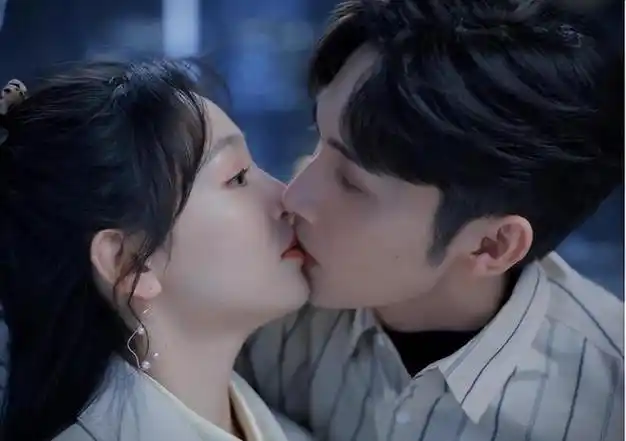 张彬彬抱着吴倩亲吻时用嘴吸!吴倩酥麻站不稳!网友呼这是舌吻了