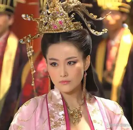 她的造型与之前的版本有很大不同,但即使是最夸张的造型,张馨予也能