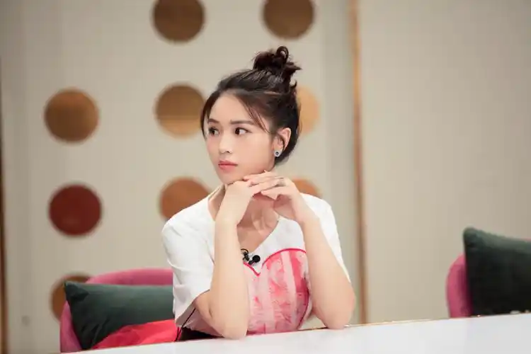 黄英清新甜美写真图片,分享一组黄英图片给大家,图中的明星图片壁纸会