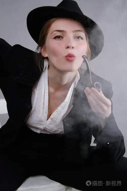 那美丽的不寻常漂亮女孩手里叼着烟斗