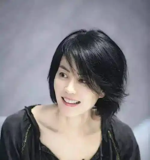 王菲活成了她歌里的样子:等到风景都看透你陪我看细水长流!