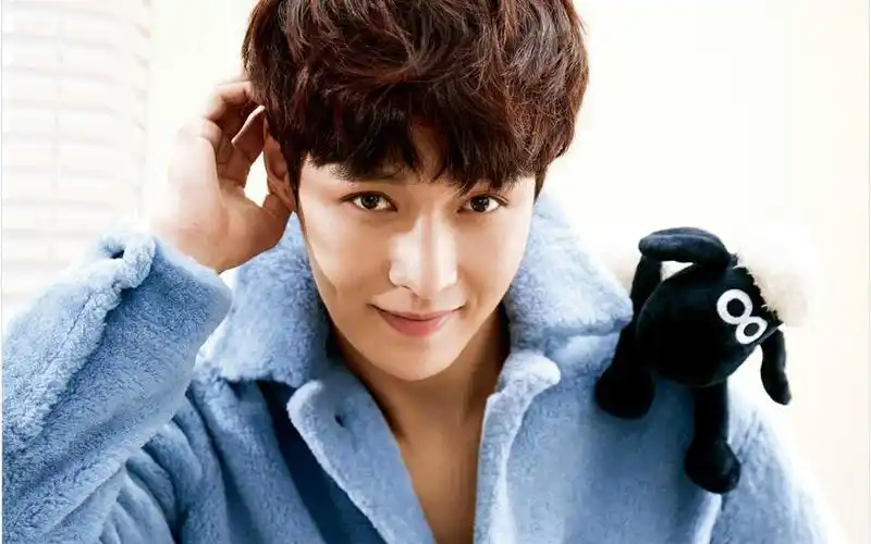 张艺兴(资料图)凤凰网娱乐讯 8月6日,张艺兴跟粉丝分享了一段由其原创