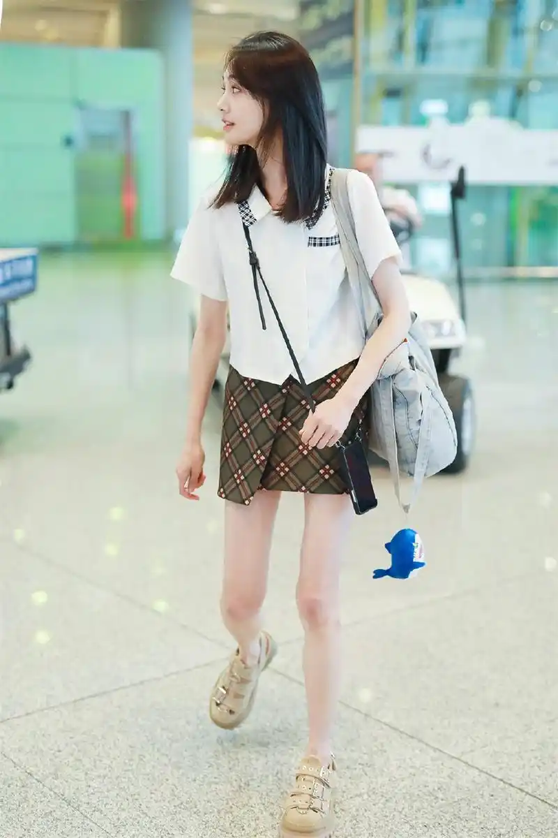 郑爽瘦成"纸片人",穿一身制服装好清爽,"牙签腿"细得真过分