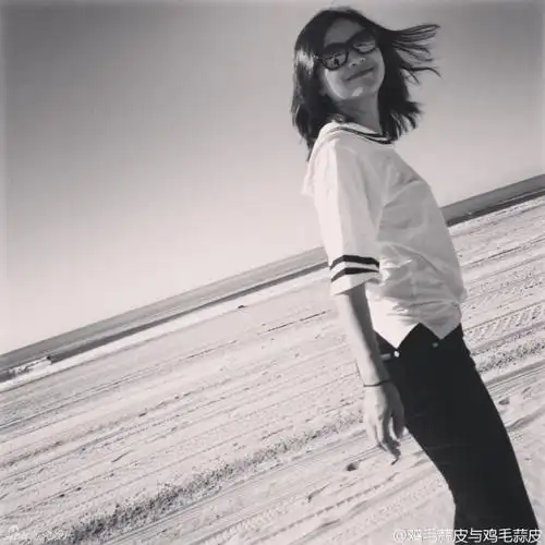 徐静蕾晒美照海边撒欢 任性甩发气质文艺 (1/10)
