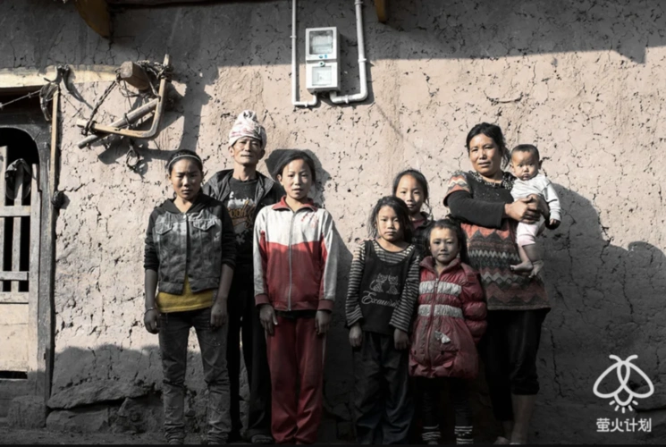 大凉山孩子冬天穿凉鞋腾讯爱心网友让他们穿上温暖新衣