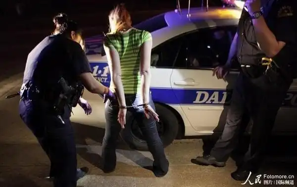 实拍美国达拉斯警察抓捕妓女 劝其改行(高清组图) ----->>