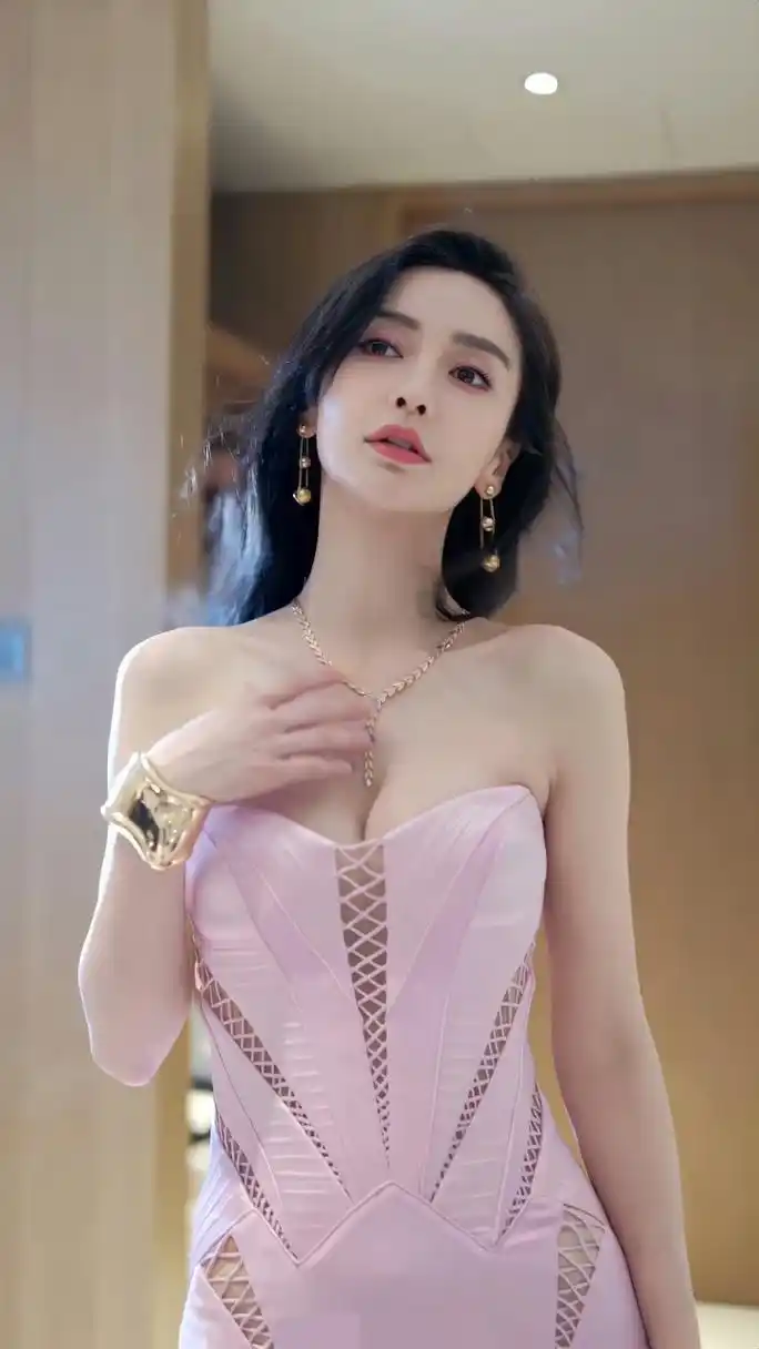 angelababy时尚芭莎大会红毯造型真的惊艳,这到底是什么仙女.