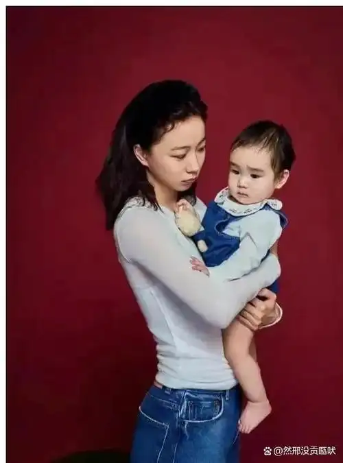 王珞丹难得公开全家福一家七口超有爱元宵节全家出镜