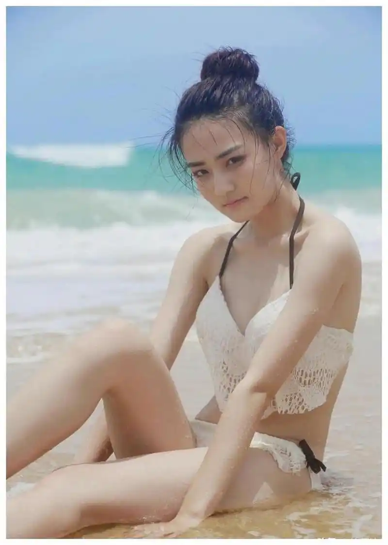徐璐海边写真