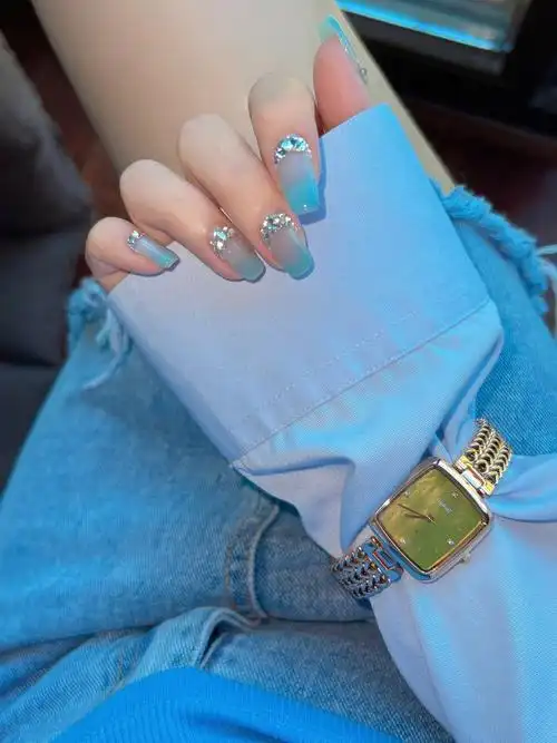 新式蓝色美甲贴钻加蓝色渐变真的好美