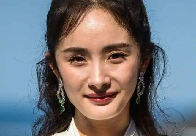 照片里,当天的杨幂是素颜,网友直呼真的越来越大胆了,居然不化妆就