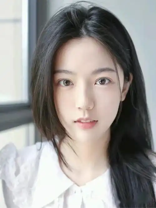 如果皮肤白皙光滑,即使五官没有那么精致的女孩子,看起来也会很有气质