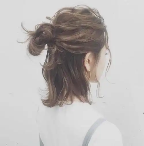 相信各位仙女姐姐们都是知道丸子头这种好扎不难的发型