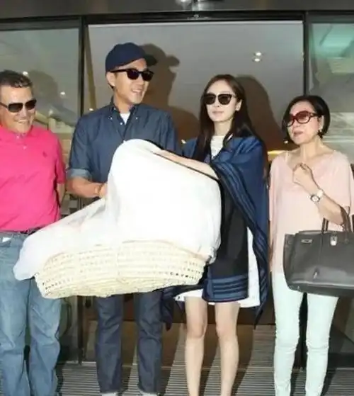 别说女星怀孕只胖肚子了,这10位女神,也没逃开"胖出一个自己"