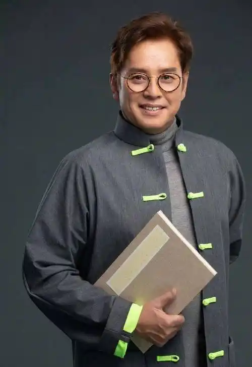 70岁谭咏麟100天后返港晒照,居住环境寒酸与天王巨星身份不符?