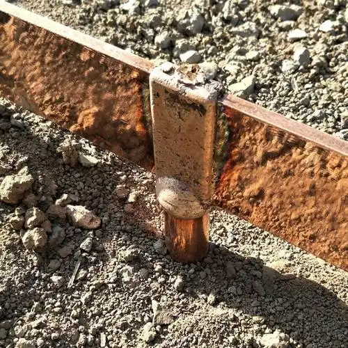 打入 地下 ,这就是垂直接地体然后用角钢把这些垂直接地体连接起来