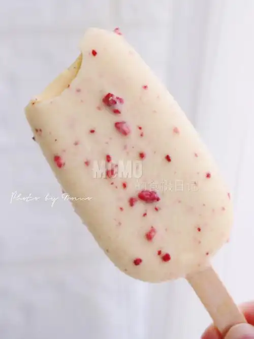 草莓白巧克香草脆皮雪糕