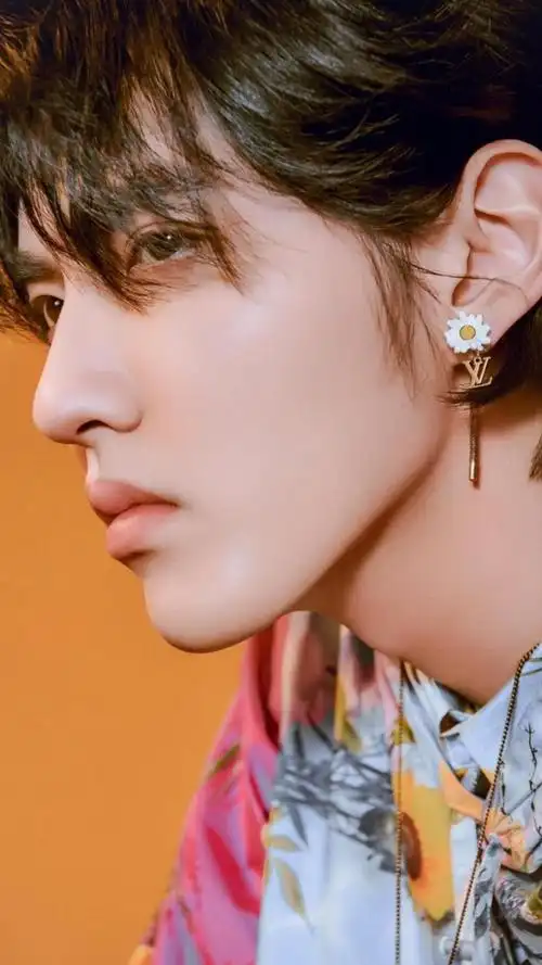 吴亦凡休闲清新写真